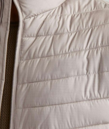 Chaqueta acolchada beige plegable en bolsillo
