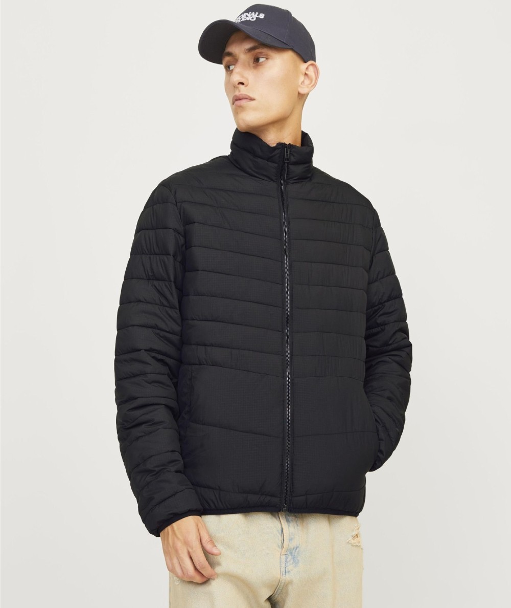 Chaqueta acolchada negra para hombre resistente al viento