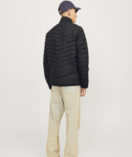 Chaqueta negra masculina con cremallera frontal