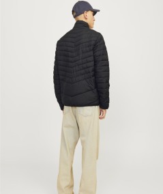 Chaqueta negra masculina con cremallera frontal