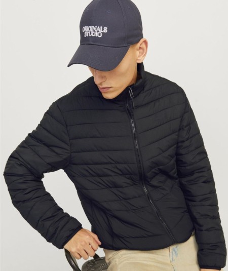 Chaqueta negra resistente al viento para hombre