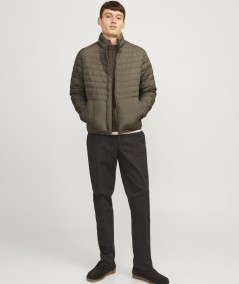 Chaqueta acolchada hombre color canteen ligera y cálida