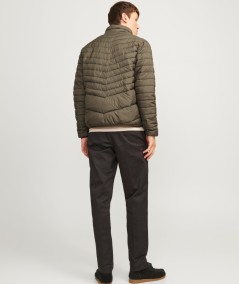 Chaqueta verde masculina con cremallera y cuello alto