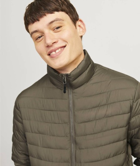 Chaqueta verde hombre con bolsillos delanteros