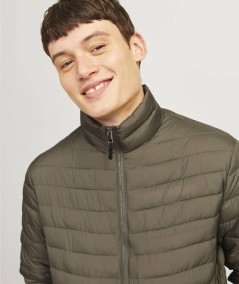 Chaqueta verde hombre con bolsillos delanteros