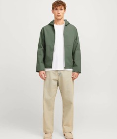 Chaqueta verde hombre con cordón ajustable en cuello