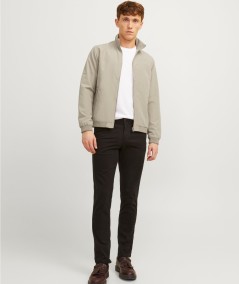 Chaqueta corta camel con bolsillos frontales