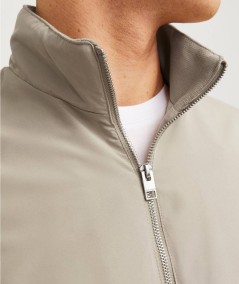 Chaqueta camel hombre cuello levantado