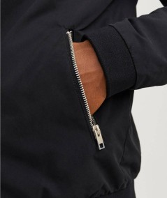 Cazadora bomber negra resistente