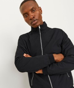 Chaqueta negra masculina bolsillos con cierre