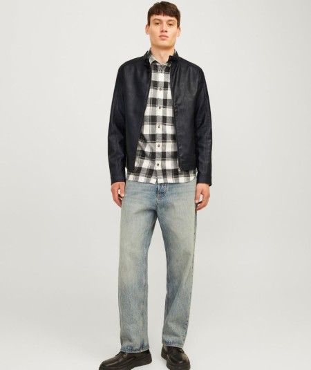 Cazadora negra efecto cuero resistente al agua