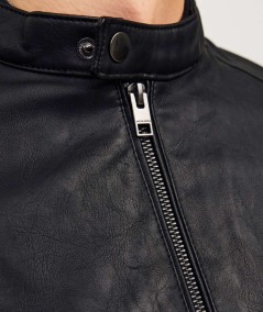 Chaqueta efecto cuero negra resistente y ligera