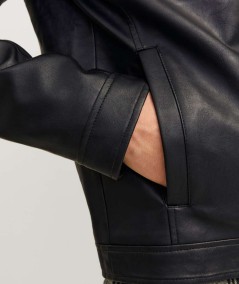 Cazadora estilo motero negra con bolsillos delanteros