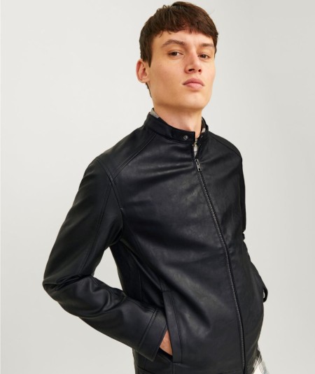 Cazadora estilo motero negra con bolsillos delanteros