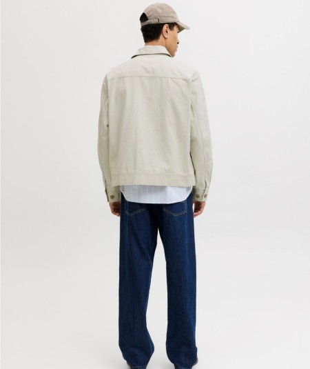 Chaqueta masculina cruda con bolsillos en la pechera