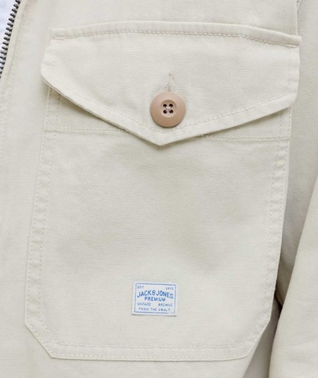 Cazadora corta cruda con insignia decorativa