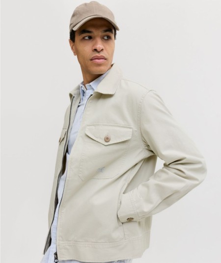 Prenda masculina color crudo estilo informal