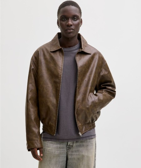 Chaqueta bomber color choco para hombre con cierre frontal