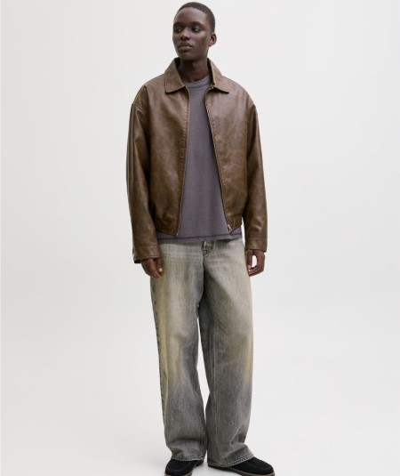 Chaqueta bomber color choco para hombre con cierre frontal