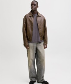 Chaqueta masculina marrón oscuro con bolsillos delanteros