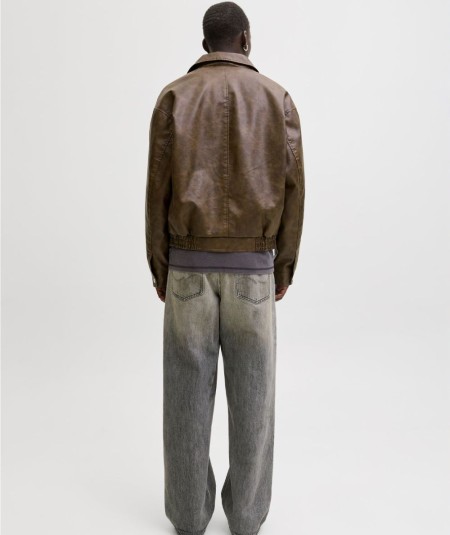 Chaqueta bomber color choco para hombre con cierre frontal