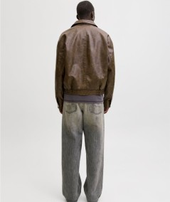 Bomber hombre color chocolate confeccionada en poliéster reciclado