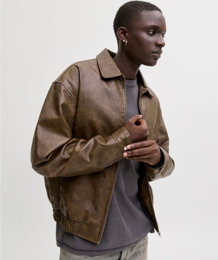 Chaqueta bomber color choco para hombre con cierre frontal