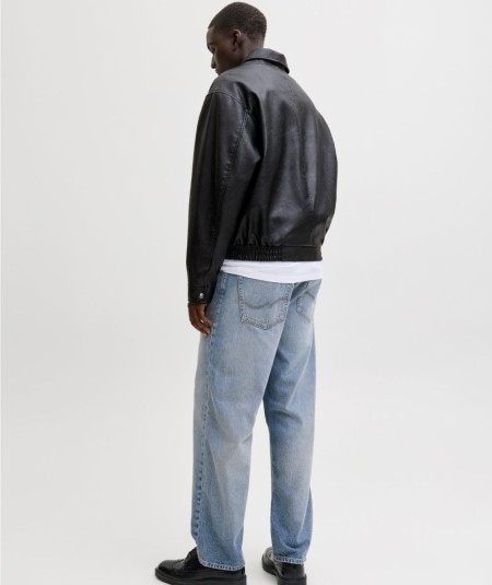 Chaqueta corta negra confeccionada en poliéster reciclado