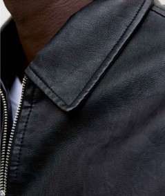 Chaqueta masculina negra versátil y cómoda