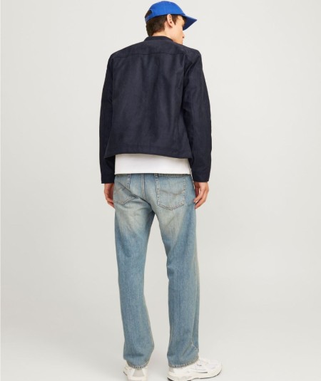 Chaqueta negra con acabado tipo gamuza y cremallera