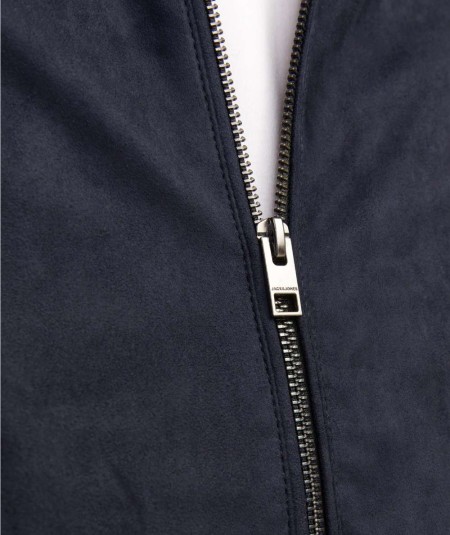 Biker masculina negra con bolsillos delanteros