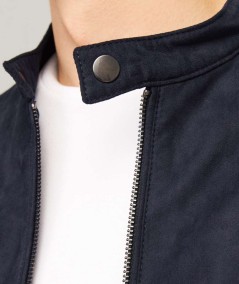 Chaqueta negra urbana con cuello tipo biker