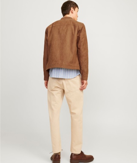 Chaqueta tono cognac con cierre de cremallera