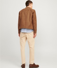 Chaqueta tono cognac con cierre de cremallera