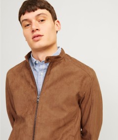 Chaqueta de poliéster cognac con acabado suave