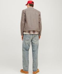 Chaqueta color falcon con cierre frontal de cremallera