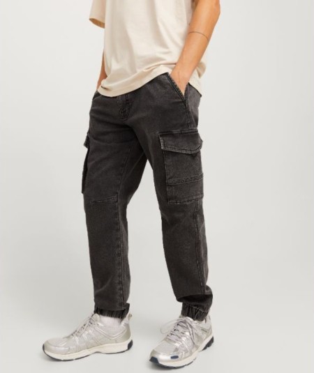 Pantalón negro casual para hombre con detalle funcional lateral