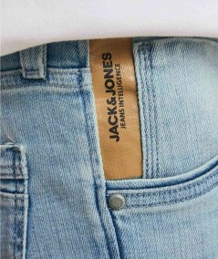 Pantalón vaquero ceñido con acabado desgastado moderno