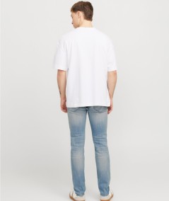 Denim slim fit con lavado a la piedra y estilo urbano