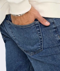 Jeans ajustados azul claro con tejido superelástico