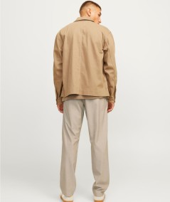 Pantalón holgado beige con bolsillos delanteros