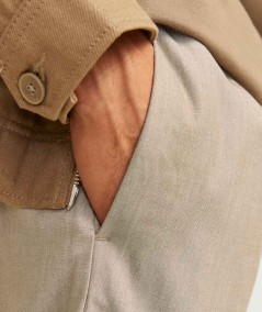 Pantalón beige de tejido resistente y duradero