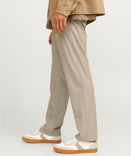 Pantalón casual beige con entrepierna baja