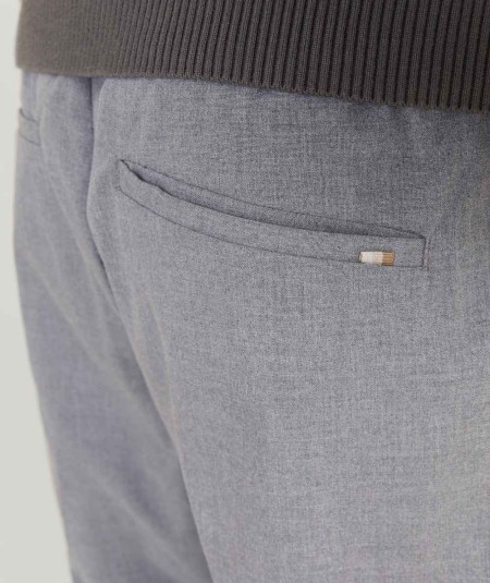 Pantalón deportivo gris cómodo
