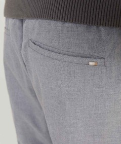 Pantalón deportivo gris cómodo