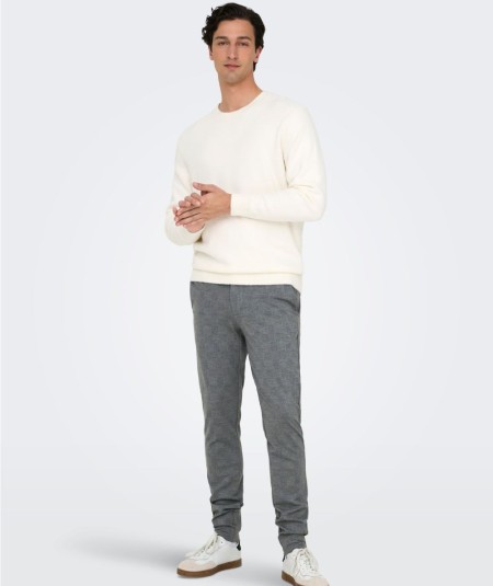 Modelo ajustado gris con bolsillos laterales