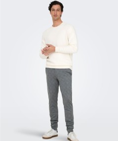 Modelo ajustado gris con bolsillos laterales