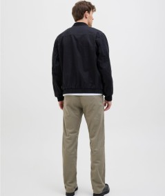 Pantalón casual kaki hombre con bolsillos delanteros y traseros