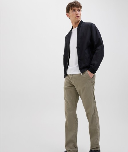 Pantalón deportivo kaki para hombre con ajuste relajado y cordón ajustable
