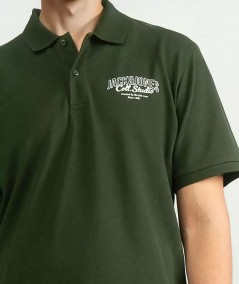 Polo clásico hombre verde oscuro con dos botones en el cuello